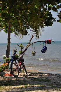 Bicicleya estacionada em praia de Livingston, no litoral caribenho da Guatemala